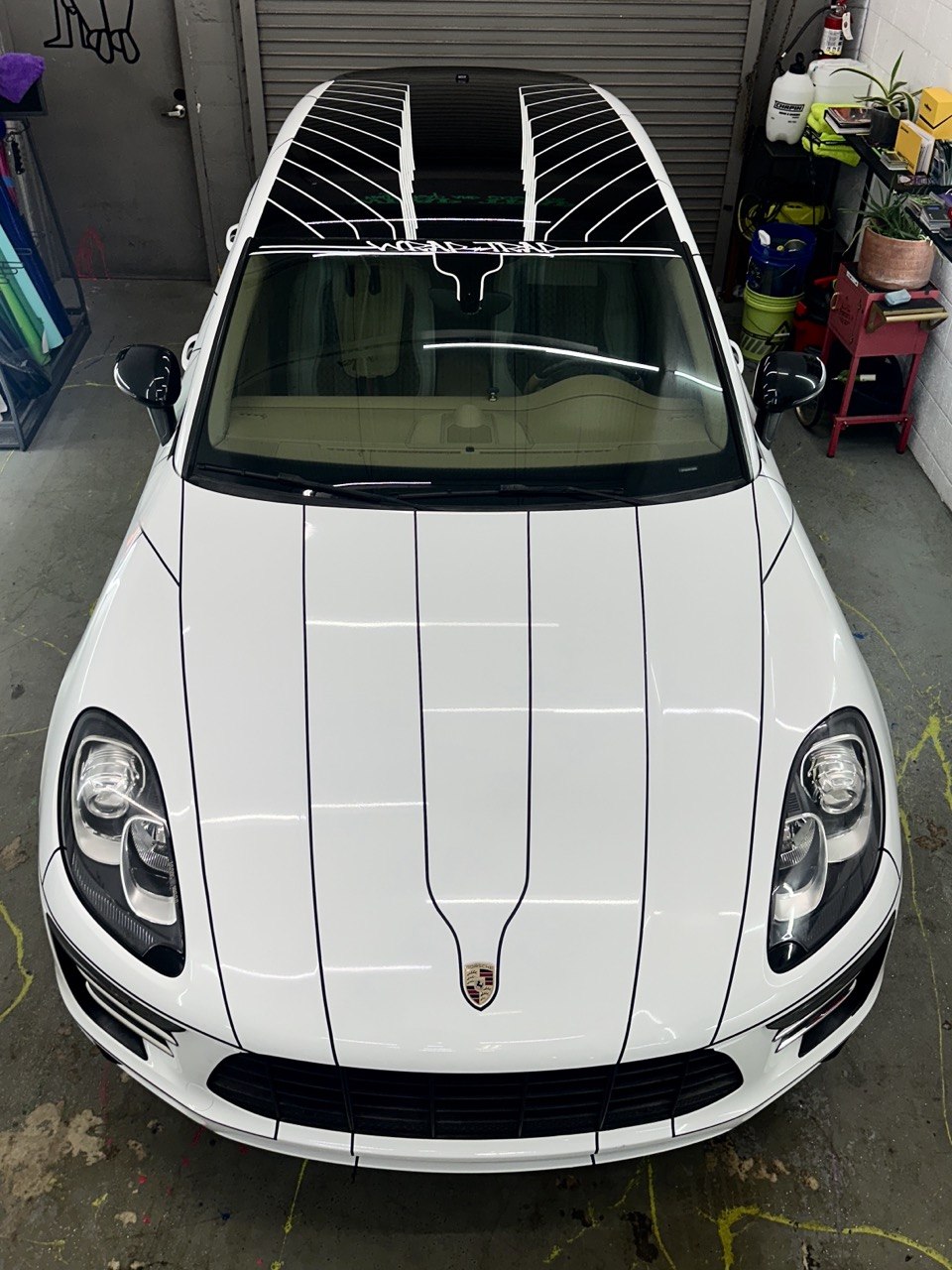 Custom line work design on Porsche Macan